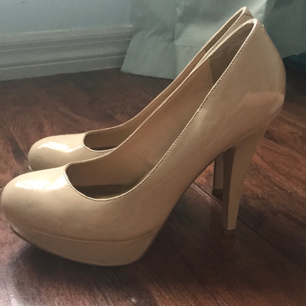 Classic nude pumps